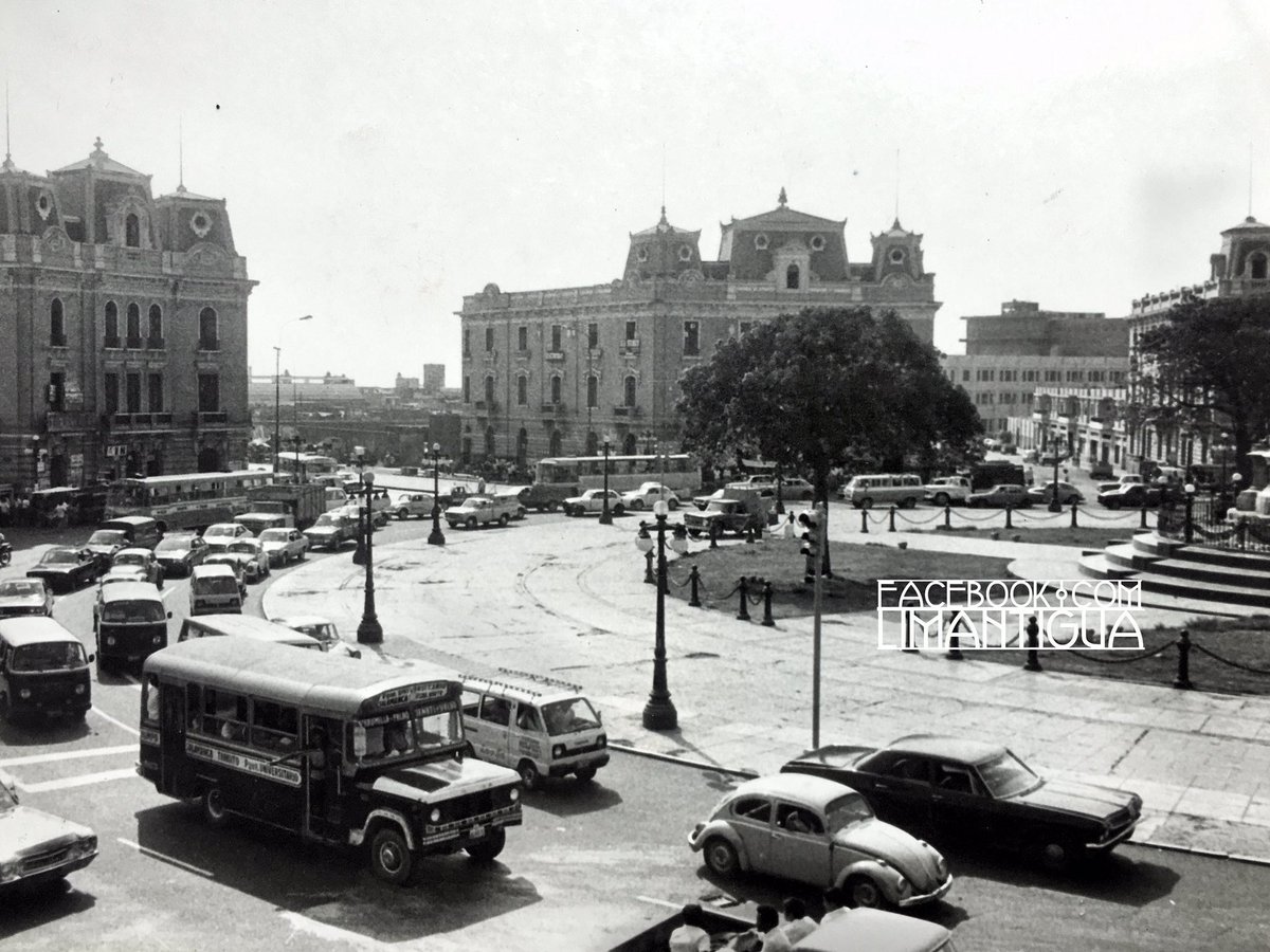 Plaza 2 de Mayo - Años 80; con árboles 🌳🌳
Si; grandes árboles; y además la presencia de una alta carga vehicular.

Sigue a @limantigua 
#vladimirvelasquez #limantigua #lima #coleccionlimantigua #plaza2demayo #arboles