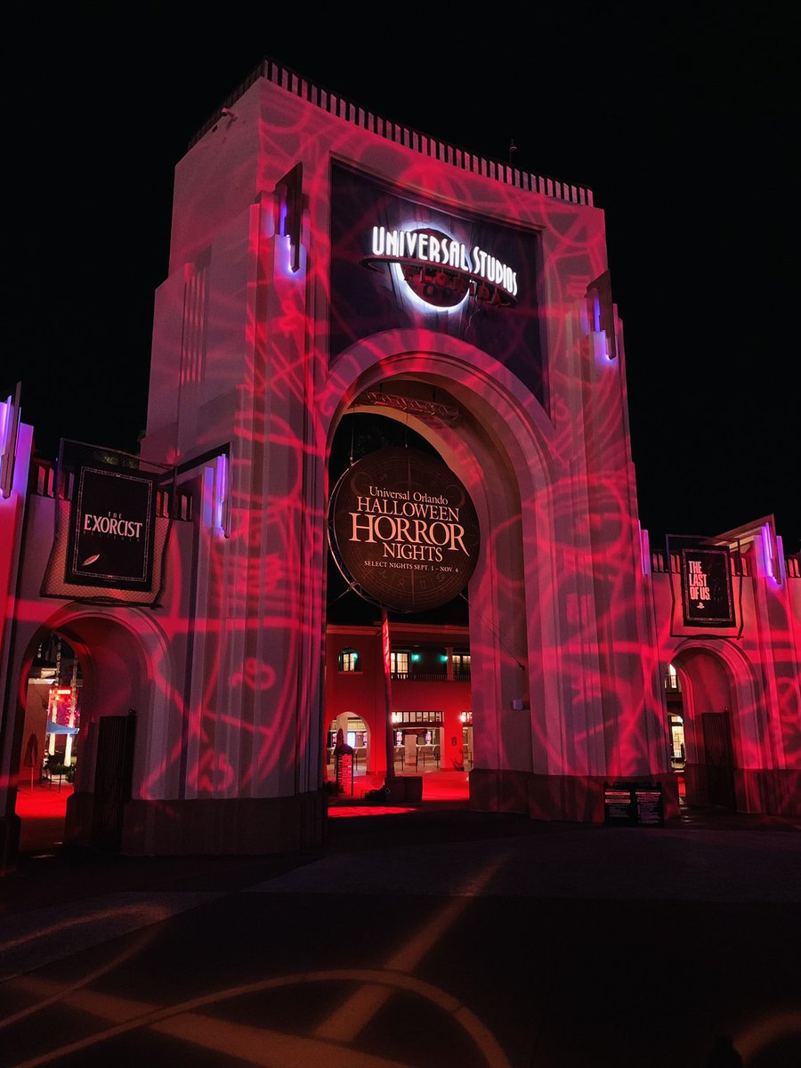 Mark_Meer's tweet image. 🎃Kicked off our #Halloweek festivities with an amazing evening at @HorrorNightsORL, and did all 10 houses! Stranger Things &amp;amp; Dueling Dragons made for an excellent D&amp;amp;D -themed pairing, but I think my fave was the visually-spectacular Dr. Oddfellow’s Twisted Origins.🎪

#Halloween
