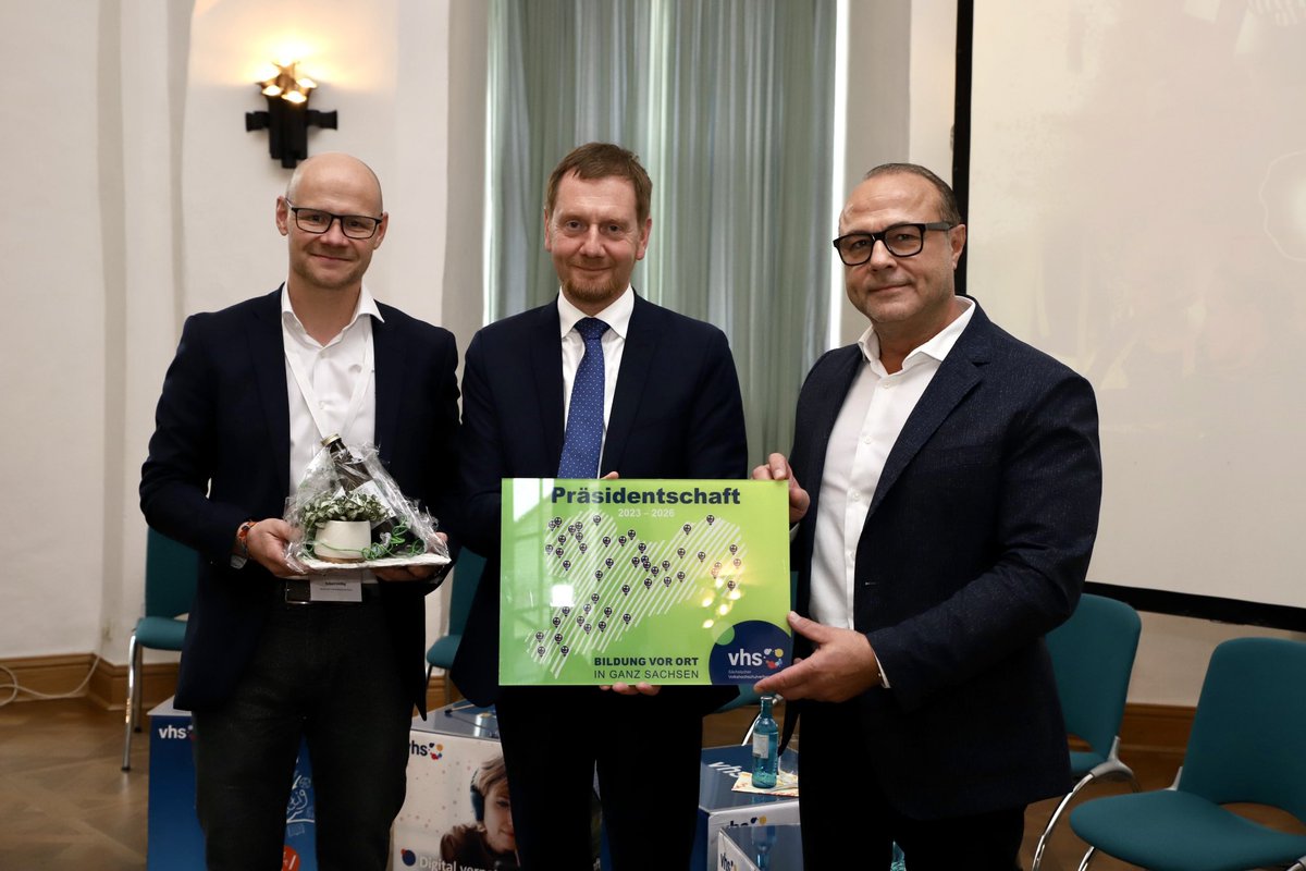Großartige Neuigkeiten! Ministerpräsident Michael Kretschmer wurde heute auf unserer Mitgliederversammlung in #Hoyerswerda einstimmig als Verbandspräsident wiedergewählt. Herzlichen Glückwunsch <a href="/MPKretschmer/">Michael Kretschmer</a> ! 🎉 #Wiederwahl #Kretschmer #vhs