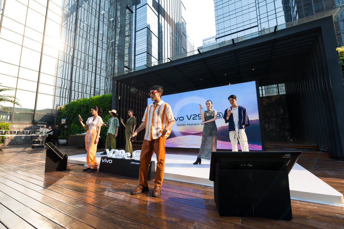vivo_indonesia's tweet photo. Intip keseruan #vivoV29e Launch Event, Golden Moment Soiree eksklusif untuk vivolks!

Terinspirasi dari cahaya negeri, desain #vivoV29e Gold menciptakan kilauan cahaya matahari emas yang cantik dan menawan. Absen kalau kamu jatuh cinta sama warna satu ini?😍 #UltimatePortraits https://t.co/GQTqzMlEsB