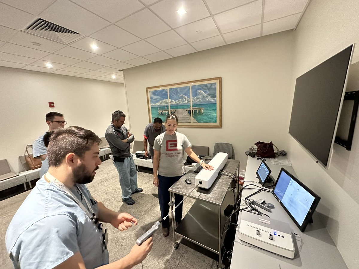 KirstenAFreeman's tweet photo. Simulation in surgery: UF TCV fellows and I6 residents practicing pacemaker lead extractions. #ufsurgery #ufTCVsurgery https://t.co/J5PdJCqOdW