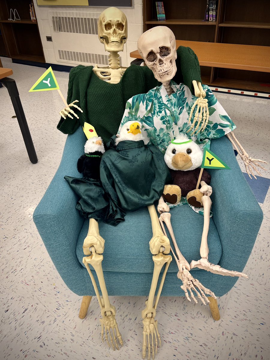 LibraryMESMS's tweet image. Celebrating our Yorktown pride this Red Ribbon Week with Indiana Bones, Albert Spinestein, Fredward the Eagle, and friends. 💚 @MESMSHorowitz