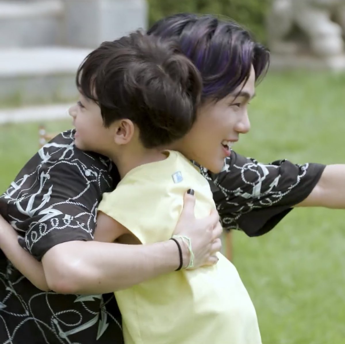 maiihyunsuk's tweet image. hyunsuk’s always the first one to welcome and hug them 🥰 sooo cute!! #최현석 #CHOIHYUNSUK