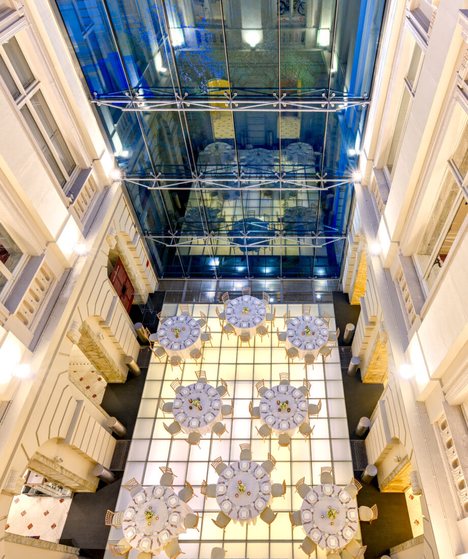 Vandaag vieren we de Dag van het Vrije beroep in overvol <a href="/BELvuemuseum/">BELvue</a> <a href="/vrijeberoepen/">Federatie Vrije Beroepen</a> Met als thema Mentaal sterk aan het werk met keynote door prof Eric Frank.