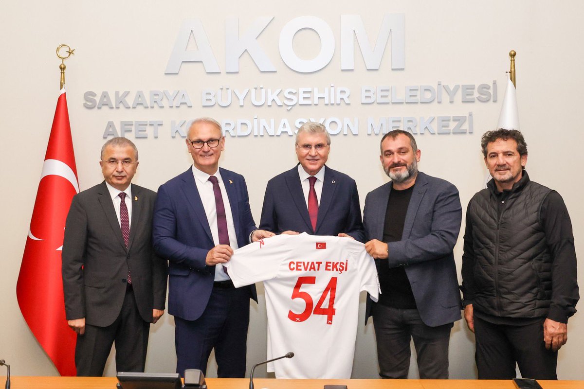 Sakaryabld's tweet photo. A Milli Hentbol Takımımız, 2025 Erkekler Dünya Hentbol Şampiyonası Avrupa Elemeleri 1. Tur karşılaşması’na İtalya’yla #AvrupaSporŞehriSakarya’da karşılaşacak👏🏼🤾🏻‍♂️🥅

📅1 Kasım Çarşamba 
📍Serdivan Spor Salonu
 ⏰19.00

Başkanımız Sn. Ekrem Yüce, “A mili heyecan şehrimizde yaşanacak. 1 Kasım Çarşamba günü oynanacak zorlu karşılaşmada ay-ayıldızlı bayraklarımızla takımımızın yanında olacağız. Tüm hemşerilerimizi A Milli Hentbol Takımımızın yanında olmaya davet ediyorum” 👏🏼😌