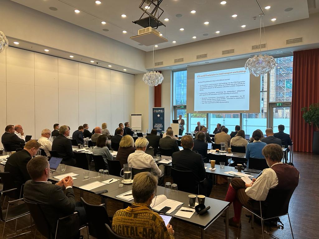 unimot_sa's tweet image. Bierzemy dzisiaj udział w spotkaniu UPEI – organizacji reprezentującej niezależnych operatorów na rynku paliwowo-energetycznym w Europie. UPEI reprezentuje ok. 2000 podmiotów, a UNIMOT jest jednym z nich 🤝 Wspólnie rozmawiamy o wyzwaniach na europejskim rynku paliw ⛽