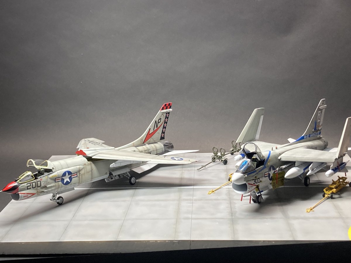 ryou2k_0621's tweet image. 1/48 F-8完成しました！
初めて油彩絵具でウェザリングに挑戦してみましたが、まだ練習が必要です…
日にわずかな時間しか触れず長い時間かかってしまいましたが、完成出来てよかったです！
#飛行機プラモデル
