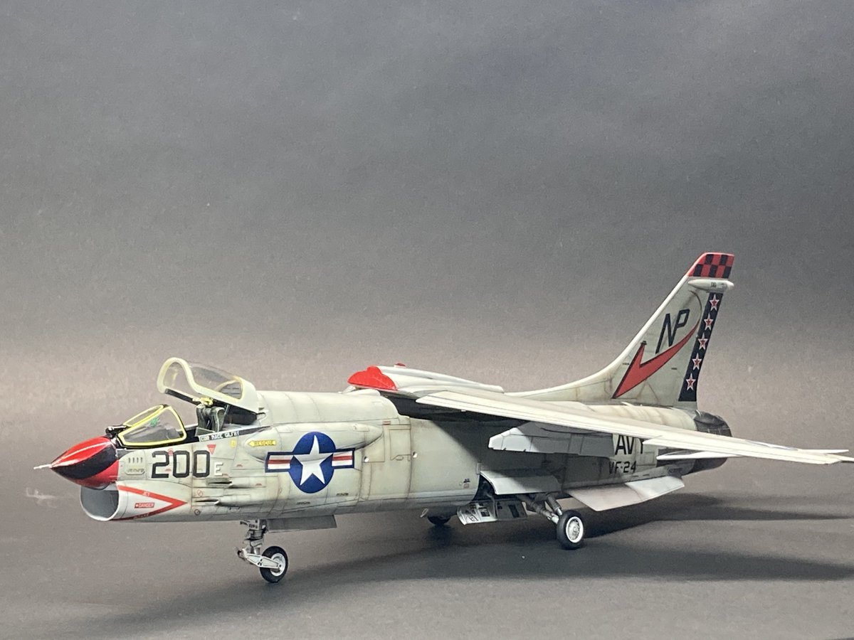 ryou2k_0621's tweet image. 1/48 F-8完成しました！
初めて油彩絵具でウェザリングに挑戦してみましたが、まだ練習が必要です…
日にわずかな時間しか触れず長い時間かかってしまいましたが、完成出来てよかったです！
#飛行機プラモデル
