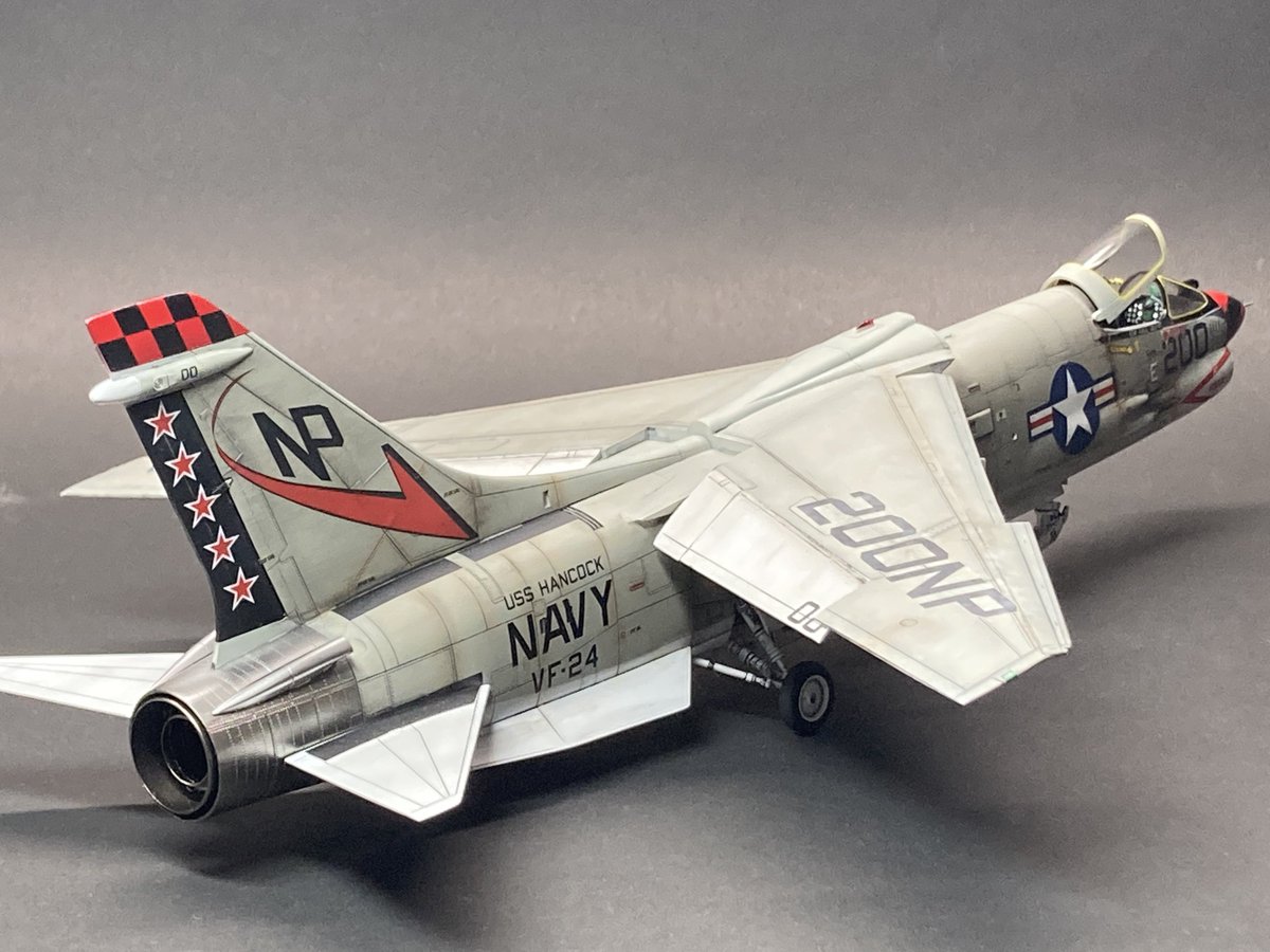 ryou2k_0621's tweet image. 1/48 F-8完成しました！
初めて油彩絵具でウェザリングに挑戦してみましたが、まだ練習が必要です…
日にわずかな時間しか触れず長い時間かかってしまいましたが、完成出来てよかったです！
#飛行機プラモデル