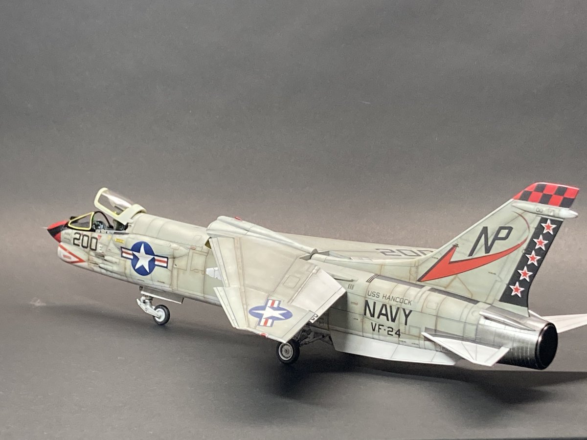 ryou2k_0621's tweet image. 1/48 F-8完成しました！
初めて油彩絵具でウェザリングに挑戦してみましたが、まだ練習が必要です…
日にわずかな時間しか触れず長い時間かかってしまいましたが、完成出来てよかったです！
#飛行機プラモデル