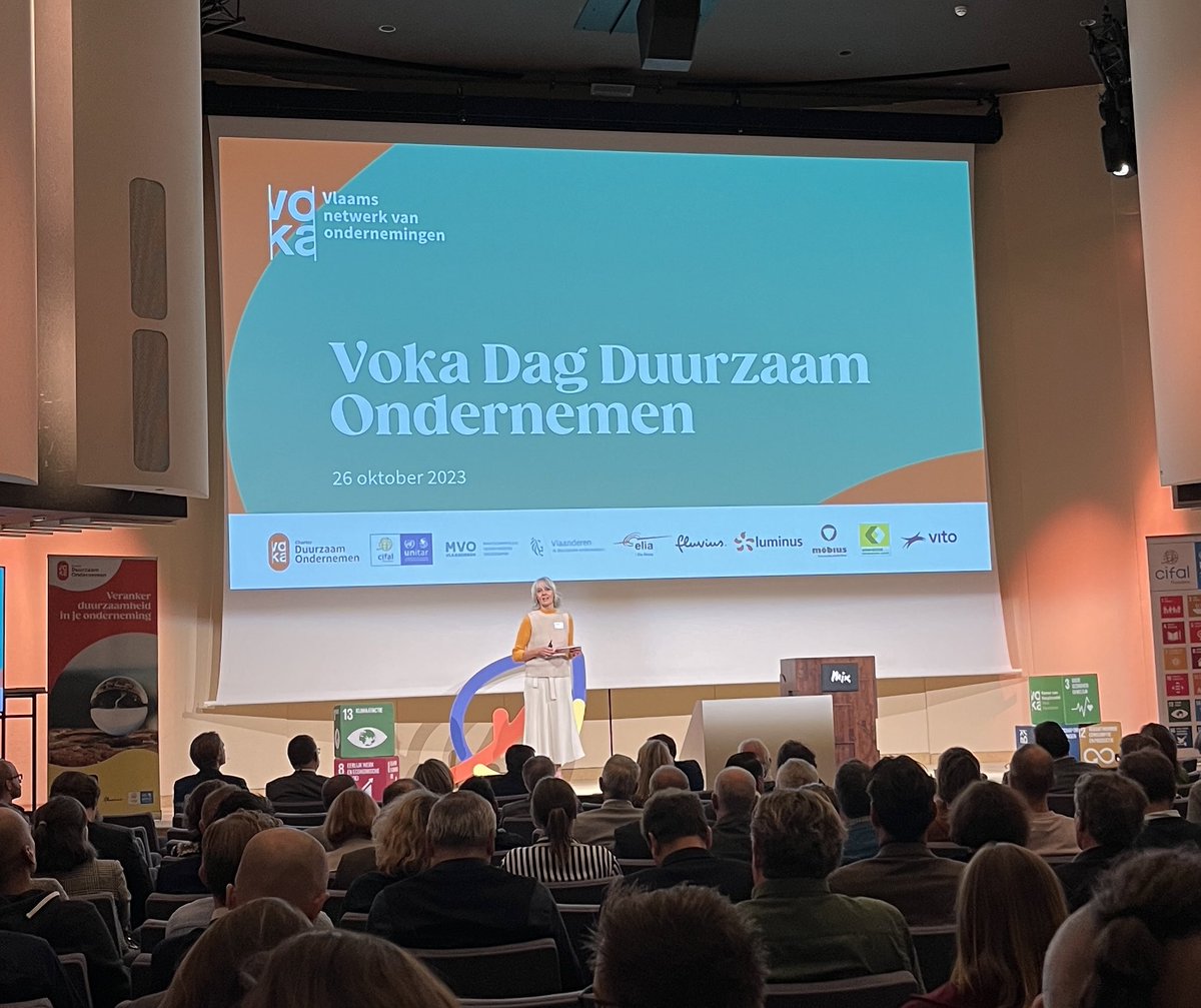 “We starten met een kwartiertje vertraging, want het duurde wel even voor iedereen een parkeerplek had gevonden” 🤔