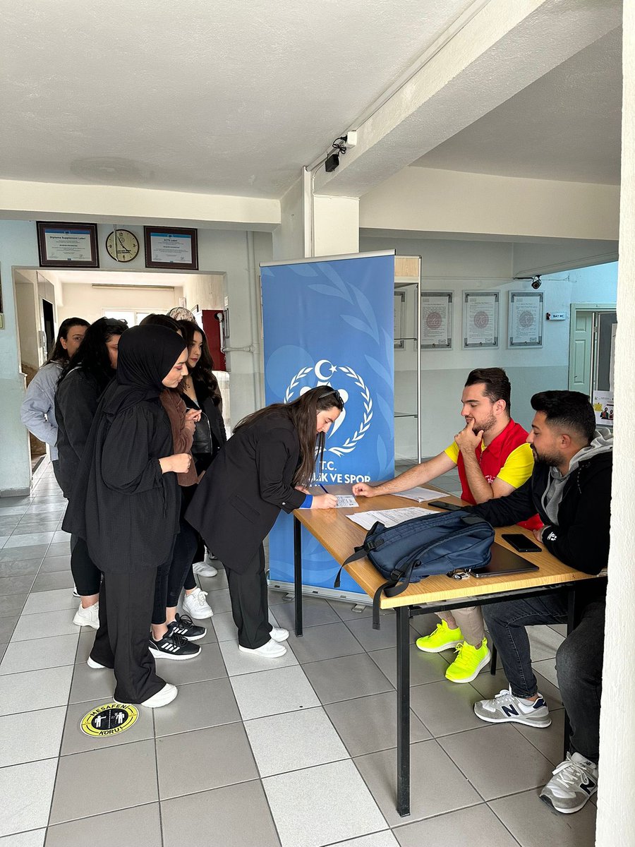 gulsehirsbmyo's tweet photo. #NEVU #GSBMYO Gençlik Spor Bakanlığı Gençlik Merkezi tarafından açılan standa öğrencilerimiz ilgi gösteriyor.
@GSB_GulsehirGM https://t.co/FyXZxEgdTm