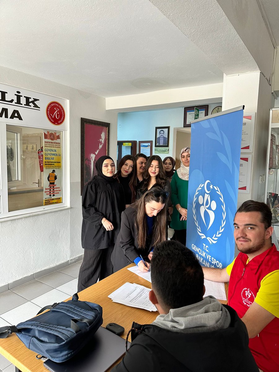 gulsehirsbmyo's tweet photo. #NEVU #GSBMYO Gençlik Spor Bakanlığı Gençlik Merkezi tarafından açılan standa öğrencilerimiz ilgi gösteriyor.
@GSB_GulsehirGM https://t.co/FyXZxEgdTm