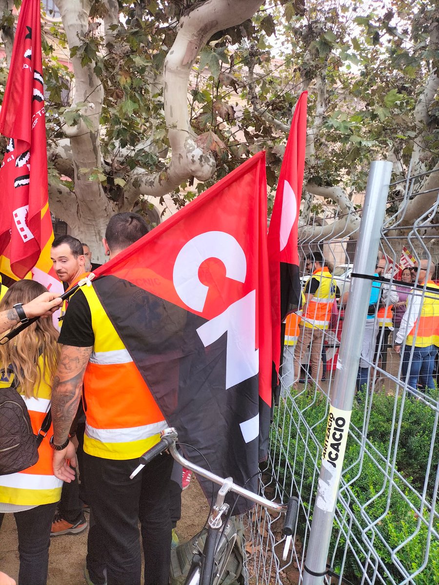 Avui els nostres companys de <a href="/CNT_LOT_E_Ambu/">CNT_LOT_E_AMBU</a> de la #Garrotxa i el #Ripollès són al Parlament de Catalunya reclamant, entre d'altres coses, la internalització del servei d'ambulàncies.
La salut no és cap negoci!