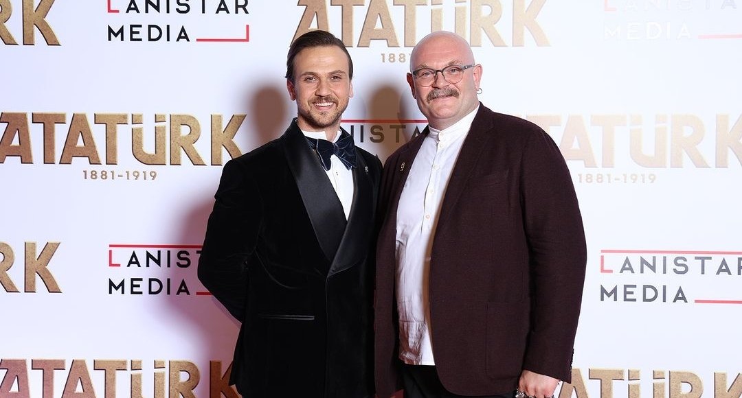 Aras_Pollyanna's tweet photo. A new photo of Aras &amp; Darko 📸✨️

#ArasBulutİynemli | #DarkoPeric 
#AtatürkTheMovie | #AtatürkFilmi https://t.co/aVl3UAhHSD