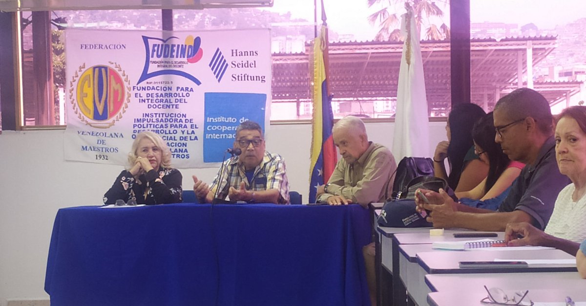 📢El Dr. Leon Arismendi  destacó las funciones de la OIT y objetivo de la tripartita en Venezuela en el cumplimiento de los convenios para la fijación del salario mínimo y la libertad sindical;  así como recordar la suspensión de la 4ta sesión del Foro de Diálogo Social. 
#OIT