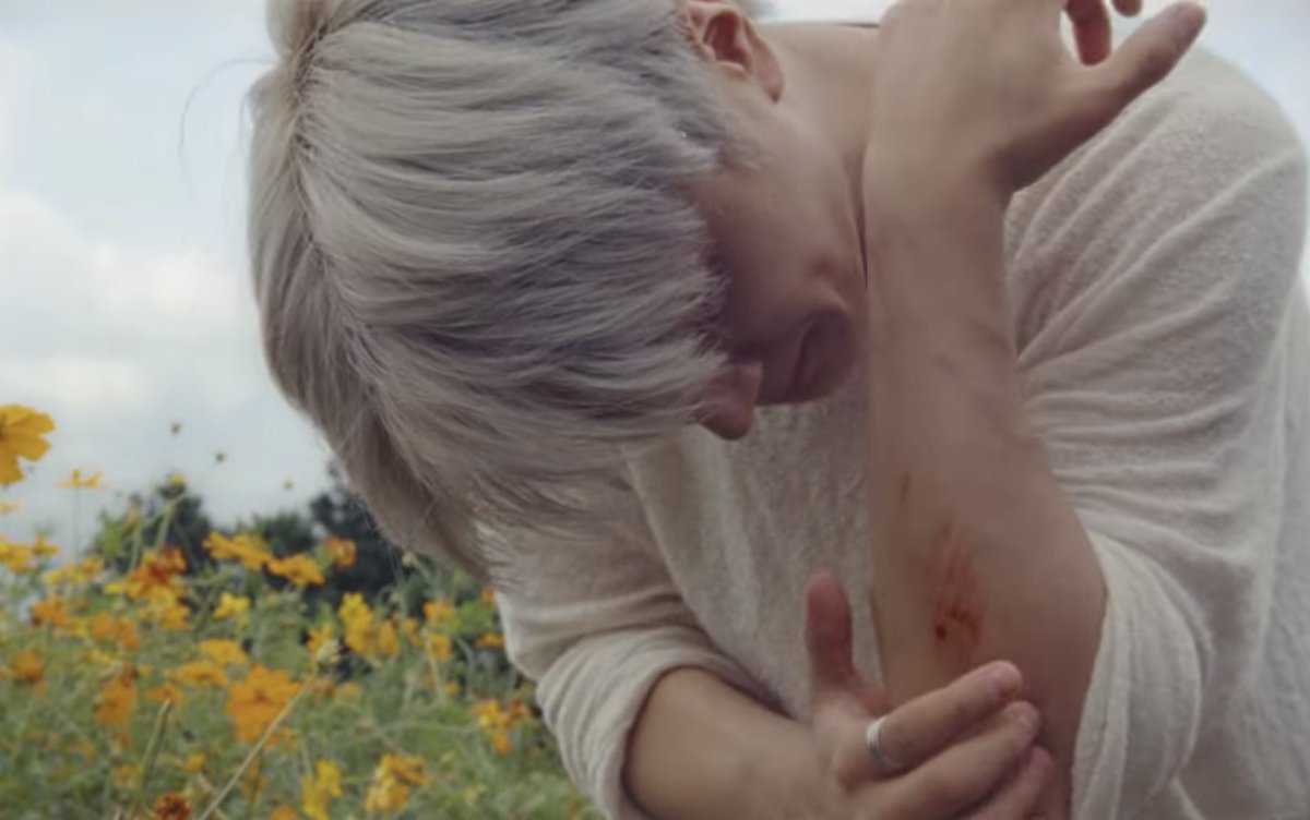 아니뱀파이어원래
햇빛에닿아도죽고
물에들어가도죽고
상처입으면바로낫는존재인데
이거하나씩해보면서
자신이남들과다르지않은…
괴물이아님을알아가는듯한거
너무좋음시발