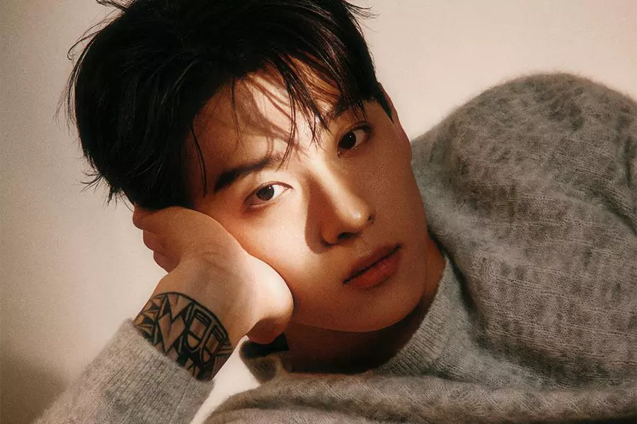 KDramaHandle's tweet photo. #Dex, known for #FakeMen and other shows, may debut in acting with #iShopping.
The drama is based on a Kakao webtoon, an action thriller about a child adoption scheme. To be directed by #NotYetThirty director #OhKihwan.
#Dex is considering a role in the series. #KimJinyoung https://t.co/SHkCnpZt9m