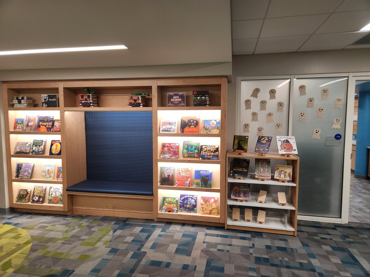 Howe2Books's tweet image. Books are flying off the shelf!