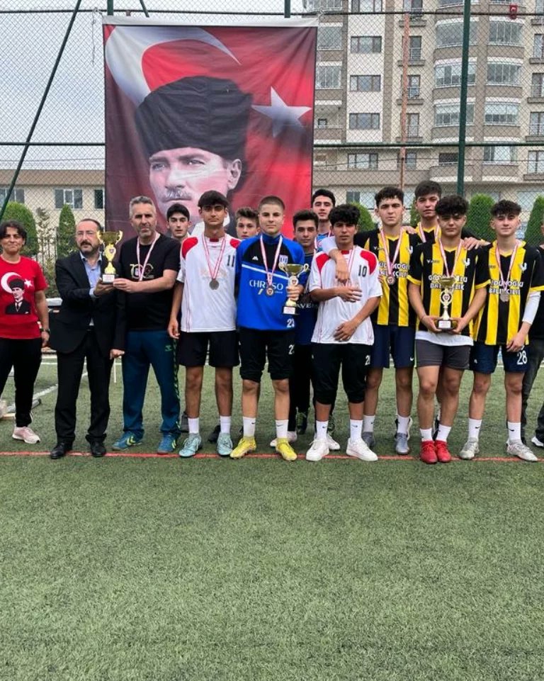 BesikduzuMTAL61's tweet photo. Cumhuriyetimizin 100. yılı dolayısıyla düzenlenen ayak tenisi turnuvamız tamamlandı. 
Dereceler:
🥇Farabi MTAL
🥈Anadolu Lisesi
🥉 Beşikdüzü MTAL
Turnuvamıza katılan tüm takımlara ve sporseverlere teşekkür ederiz. https://t.co/64TkorDv9M