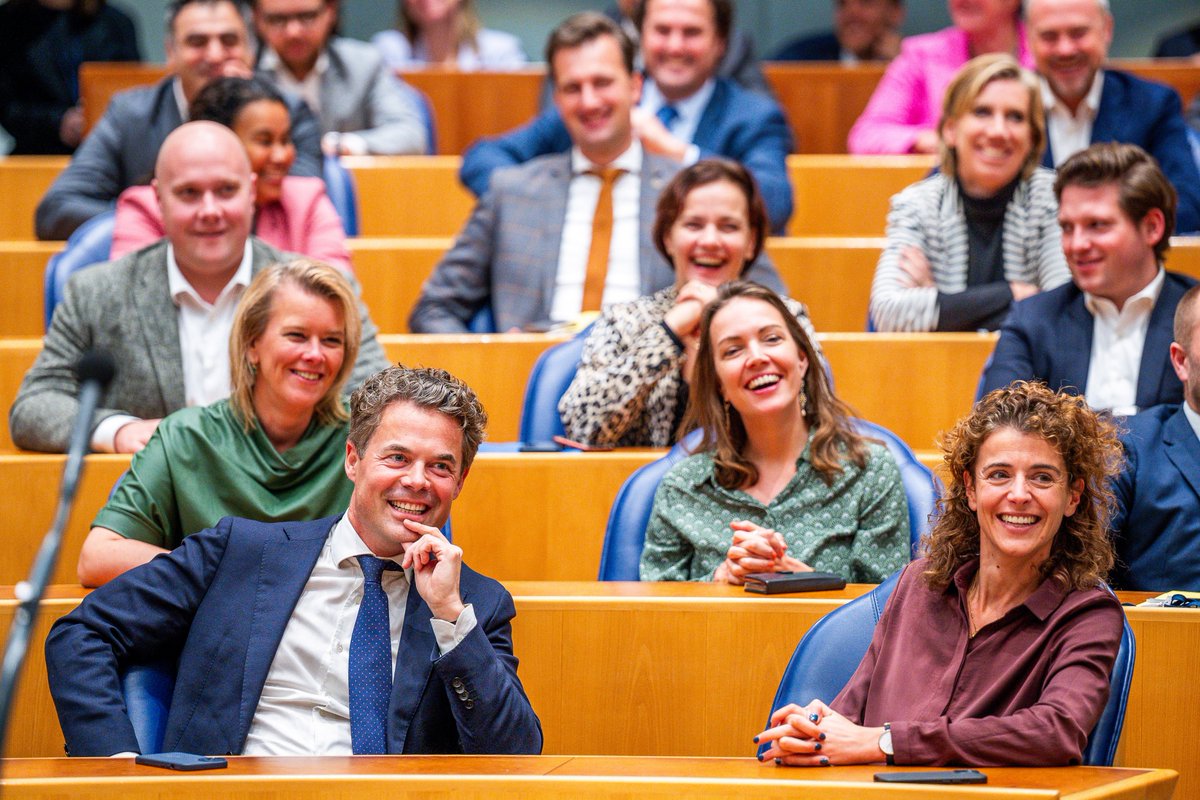 Tweede Kamer (@2ekamertweets) on Twitter photo De #TweedeKamer nam vandaag afscheid van VVD-Kamerlid Jeroen van Wijngaarden. Kamervoorzitter <a href="/Vera_Bergkamp/">Vera Bergkamp</a> noemde het Kamerlid 'toegewijd, ambitieus en constructief'. Lees meer: tweedekamer.nl/nieuws/kamerniβ¦ De #TweedeKamer nam vandaag afscheid van VVD-Kamerlid Jeroen van Wijngaarden. Kamervoorzitter <a href="/Vera_Bergkamp/">Vera Bergkamp</a> noemde het Kamerlid 'toegewijd, ambitieus en constructief'. Lees meer: tweedekamer.nl/nieuws/kamerniβ¦