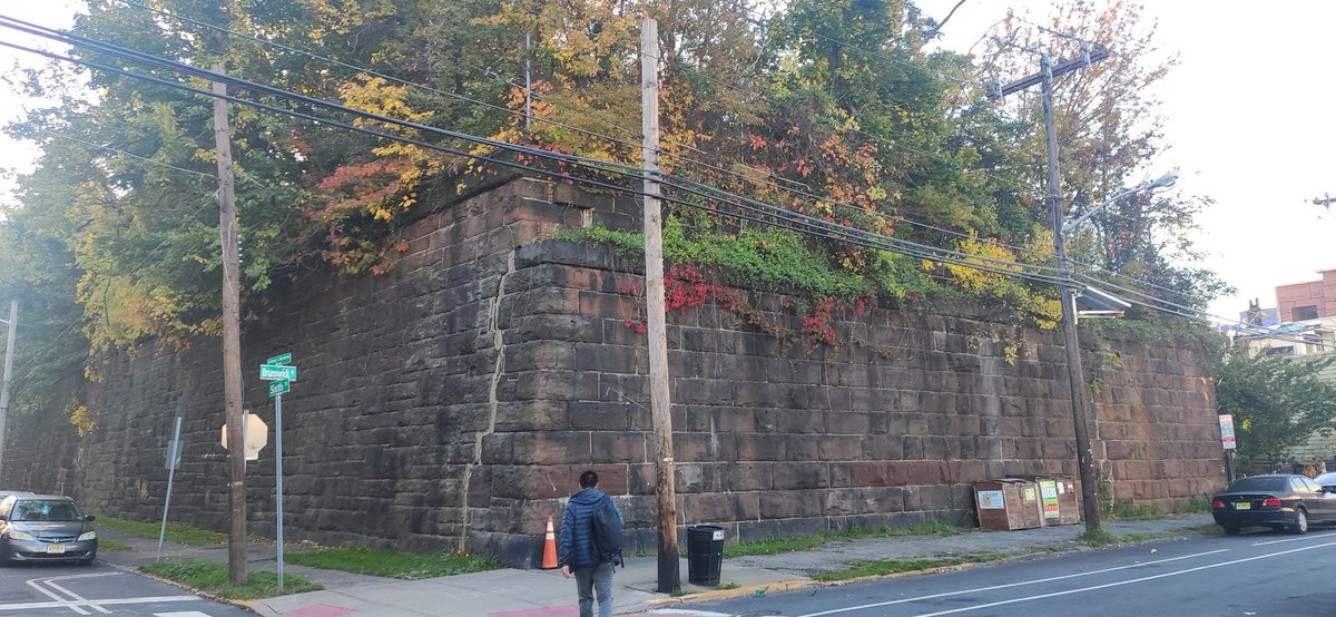 hasunau's tweet photo. Una de las cosas que tiene la ciudad donde trabajo, es un estructura, como una muralla de piedra que se estiende y rodea un poco más de kilómetro y medio, con un corazón verde de naturaleza que vive y crece en su interior... https://t.co/KVUBJeQpOL