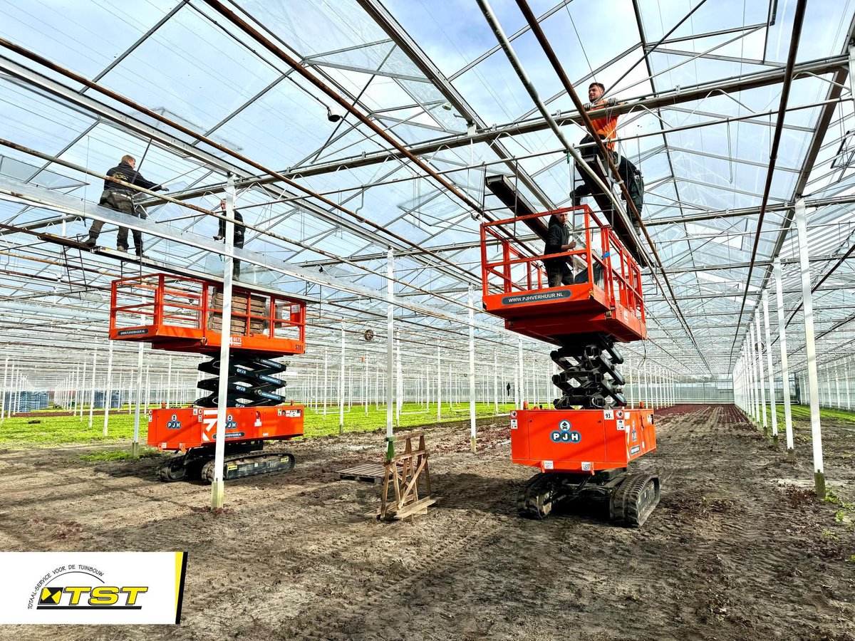TST_BV's tweet photo. 𝗩𝗼𝗼𝗿𝘁𝗴𝗮𝗻𝗴 𝘄𝗶𝗻𝗱𝗵𝗼𝗼𝘀 𝗠𝗼𝗻𝘀𝘁𝗲𝗿
We zijn inmiddels bijna 2 weken verder en hebben bijna 4 kassen dicht gekregen. We zullen de komende tijd nog druk bezig zijn met het dicht beglazen van de laatste 3 kassen. 

#kassenbouw #schadeherstel #kasonderhoud #reparatie https://t.co/Q7AmNAJq26