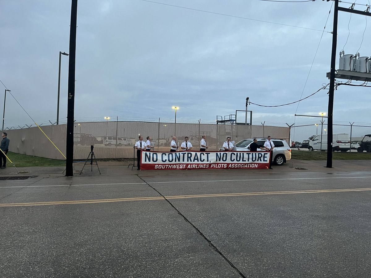 AlexandraSkores's tweet photo. I’m at @SouthwestAir HQ this morning where @swapapilots are picketing. Southwest pilots are the only major carrier without a contract.

https://t.co/HZfXWEOQ68 https://t.co/VjDFPtxwel