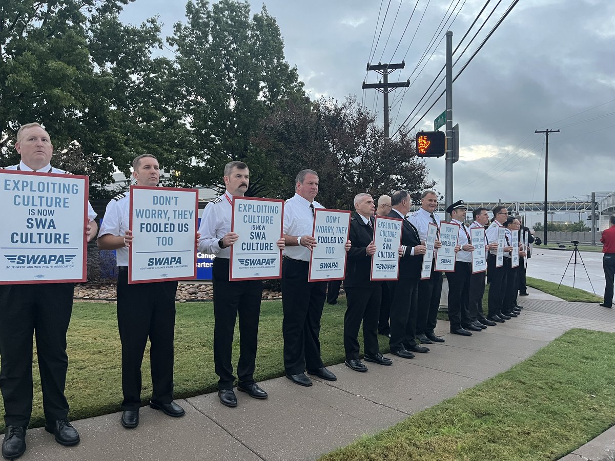 AlexandraSkores's tweet photo. I’m at @SouthwestAir HQ this morning where @swapapilots are picketing. Southwest pilots are the only major carrier without a contract.

https://t.co/HZfXWEOQ68 https://t.co/VjDFPtxwel