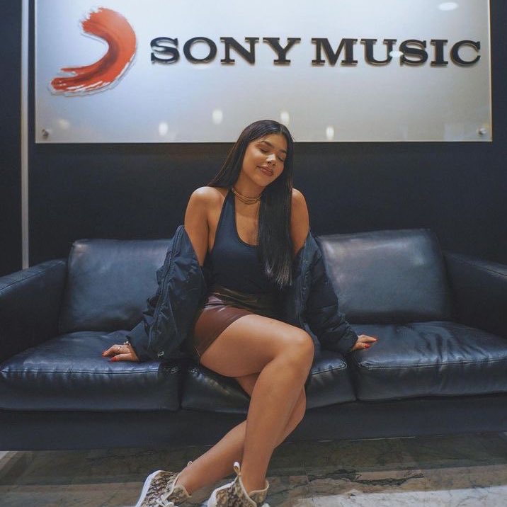KeninisMxOFC's tweet photo. Hoy hace 2 años, @KeniaOS firmaba con la disquera MÁS Importante de México (@SonyMusicMexico). 

— Sony Music México destaca a Kenia Os como la indiscutible REINA del Pop y uno de los fenómenos musicales más relevante en la música de Latinoamérica. https://t.co/1LAxoqQTtO