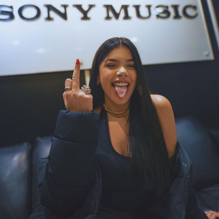 KeninisMxOFC's tweet photo. Hoy hace 2 años, @KeniaOS firmaba con la disquera MÁS Importante de México (@SonyMusicMexico). 

— Sony Music México destaca a Kenia Os como la indiscutible REINA del Pop y uno de los fenómenos musicales más relevante en la música de Latinoamérica. https://t.co/1LAxoqQTtO