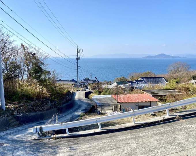 呉から江田島市の方に渡って西の方ってなるとなかなか遠くなってしまうんだけど、島とそこから眺める海はほんと美しいのでぜひ能美チャン…じゃなかった、能美島の西側まで足を伸ばしてみてほしいんだ そして三高山に登るのだ