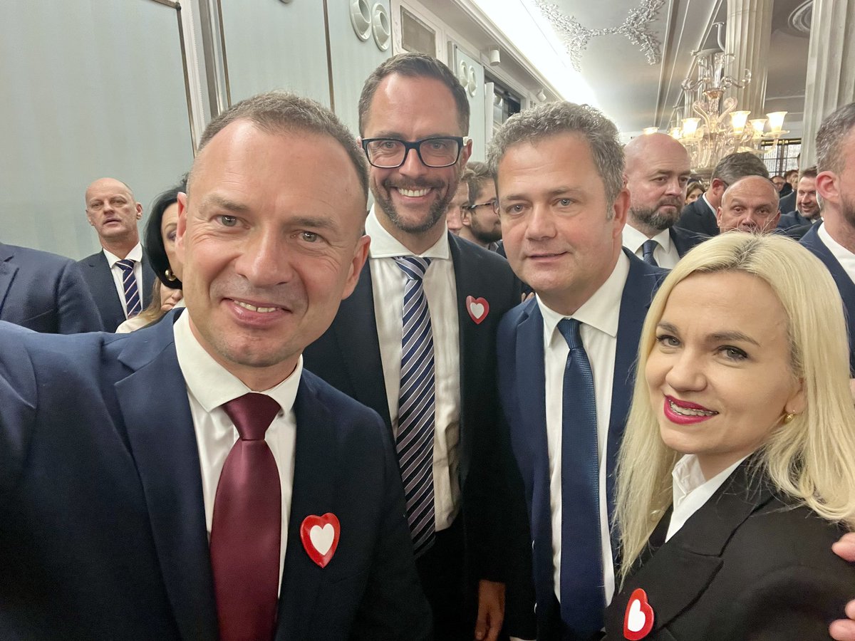 Wiele radości na X kadencję Sejmu Rzeczypospolitej Polskiej 🇵🇱✌️ Zaświadczenia odebrane. Dziękujemy za Wasze wsparcie✌️Przed nami ciężka praca dla Polski🇵🇱♥️