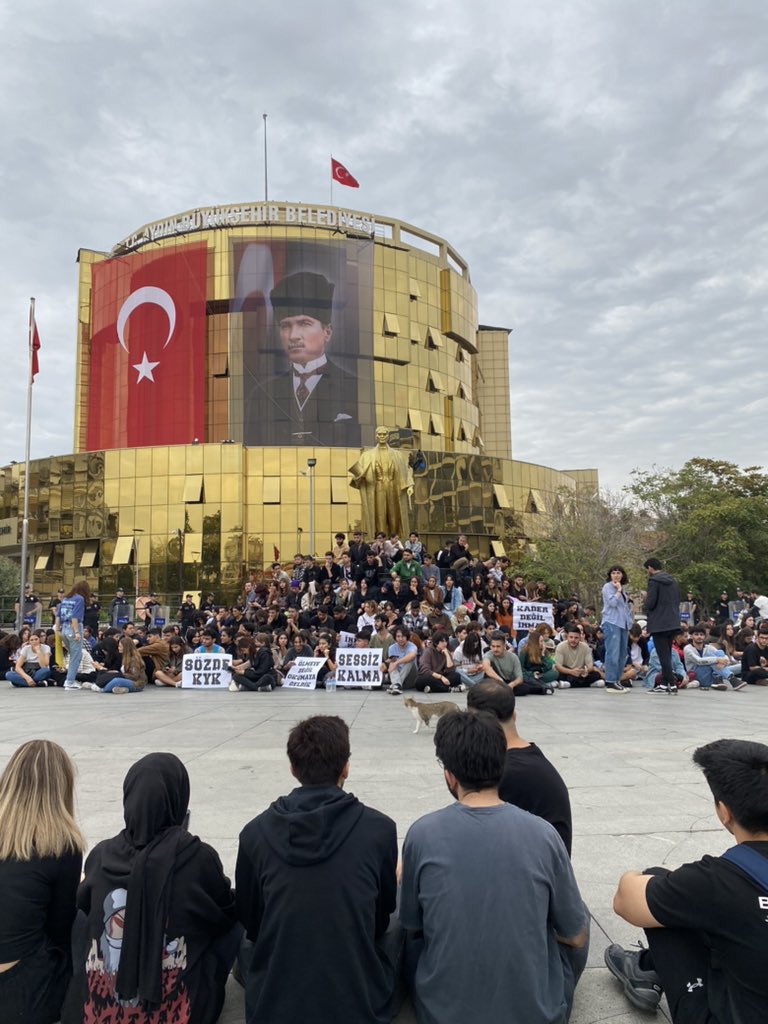 siyahserit3's tweet photo. aydın atatürk kent meydanı’nda öğrenciler, yaşanan asansör düşmesi olayını ve göz göre göre ihmal sonucu yaşamını yitiren arkadaşları zeren ertaş için ses çıkarıyorlar:

“kader değil, ihmal!” https://t.co/KYNHhWlNy1