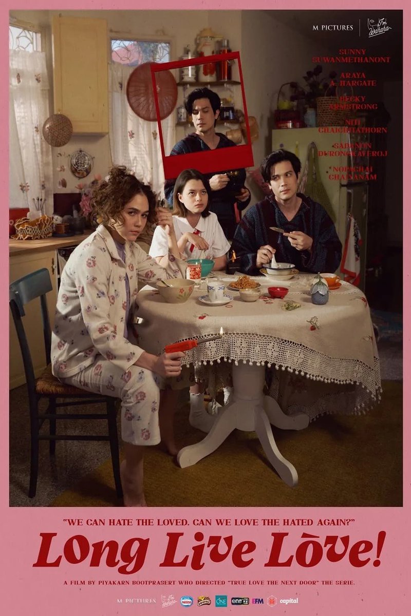instafilm_id's tweet photo. Long Live Love! (2023)

𝙆𝙖𝙧𝙣𝙖 𝙎𝙪𝙖𝙢𝙞 𝙂𝙖 𝙋𝙪𝙣𝙮𝙖 𝙏𝙖𝙣𝙜𝙜𝙪𝙣𝙜 𝙅𝙖𝙬𝙖𝙗, 𝙄𝙨𝙩𝙧𝙞𝙣𝙮𝙖 𝘽𝙚𝙧𝙣𝙞𝙖𝙩 𝙉𝙞𝙣𝙜𝙜𝙖𝙡𝙞𝙣, 𝙀𝙝 𝙎𝙪𝙖𝙢𝙞𝙣𝙮𝙖 𝙈𝙖𝙡𝙖𝙝 𝙆𝙚𝙘𝙚𝙡𝙖𝙠𝙖𝙖𝙣 𝘿𝙖𝙣 𝙃𝙞𝙡𝙖𝙣𝙜 𝙄𝙣𝙜𝙖𝙩𝙖𝙣.

Film Thailand yang kocak dan menghangatkan hati. 🥹