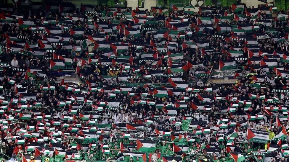 copaalemdacopa's tweet photo. O Celtic soltou um duro comunicado na manhã de ontem pedindo para que seus torcedores não levassem símbolos ligados ao conflito entre Israel e Palestina à partida que aconteceria mais tarde, diante do Atlético de Madri, pela Champions League.

Assim ficou o Celtic Park: https://t.co/EfYyg1HSu5