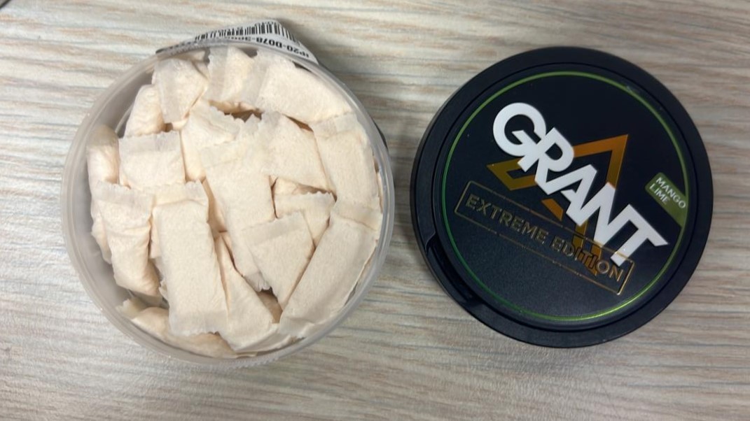CgUprava's tweet photo. 📌Službenici UPC sa pripadnicima granične policije, jutros su na GP Dobrakovo pronašli neprijavljeni duvan za nargile i za žvakanje (takozvani snus), kao i sredstva za potenciju “Kamagra”.🕵️

✅ Vrijednost robe procijenjena je na 2️⃣0️⃣. 5️⃣9️⃣2️⃣ €.https://t.co/1Axil6nAqv https://t.co/5QcmGaP3Rh