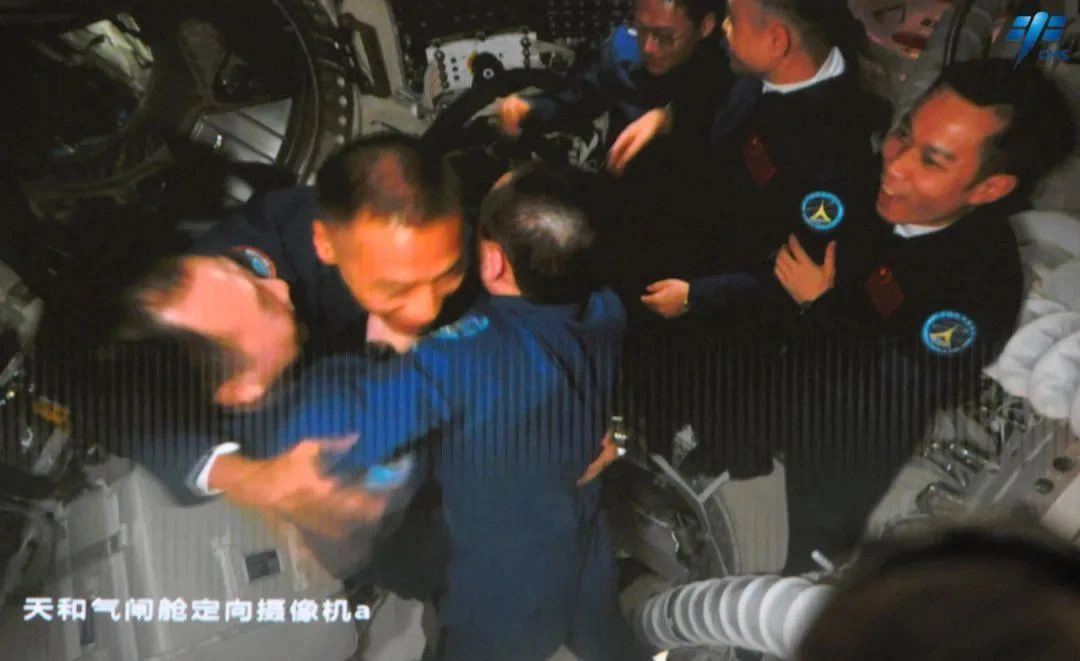 wulei2020's tweet image. A warm hug in space!
The #Shenzhou16 crew opened the hatch at 19:34 BJT on Thursday, met with their colleagues — the #Shenzhou17 crew at China Space Station.
The 6 taikonauts will live and work together for about 4 days to complete planned tasks &amp;amp; handover work.
（Photo:#CMSA)