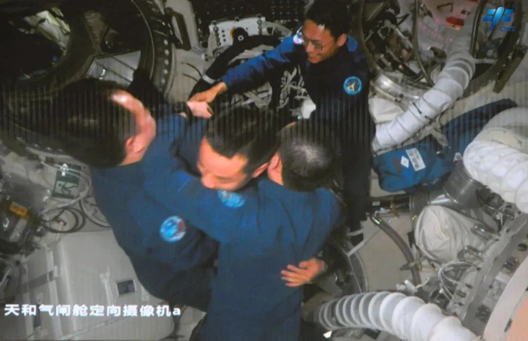 wulei2020's tweet image. A warm hug in space!
The #Shenzhou16 crew opened the hatch at 19:34 BJT on Thursday, met with their colleagues — the #Shenzhou17 crew at China Space Station.
The 6 taikonauts will live and work together for about 4 days to complete planned tasks &amp;amp; handover work.
（Photo:#CMSA)