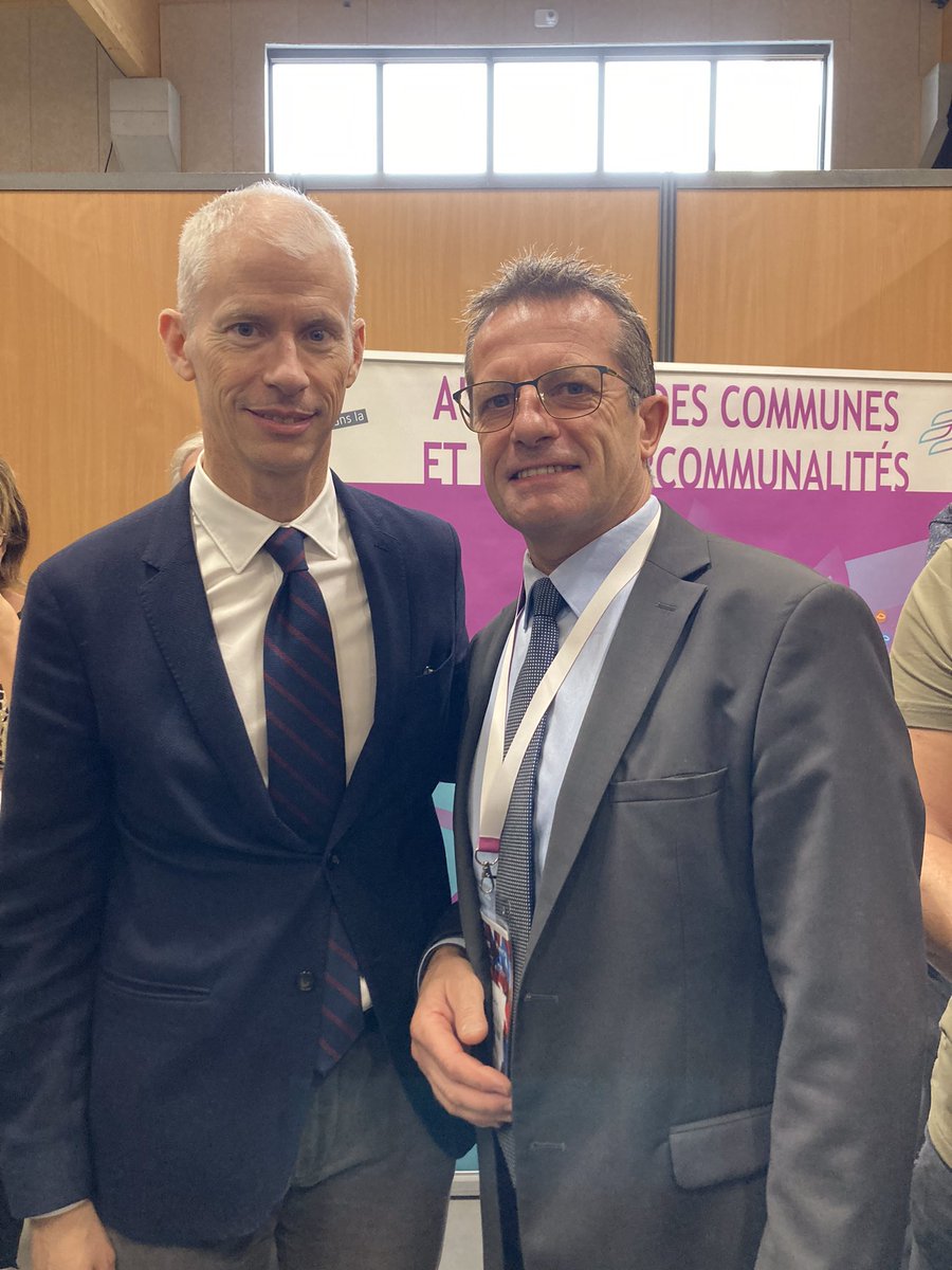 Au #salondesmaires à #Valence rencontre de notre président <a href="/HCoulmont/">HERVE COULMONT</a> avec le ministre chargé des relations avec le Parlement <a href="/franckriester/">Franck Riester</a> sur le stand <a href="/RhoneVallee/">EnergieRhôneVallée</a> 🤝