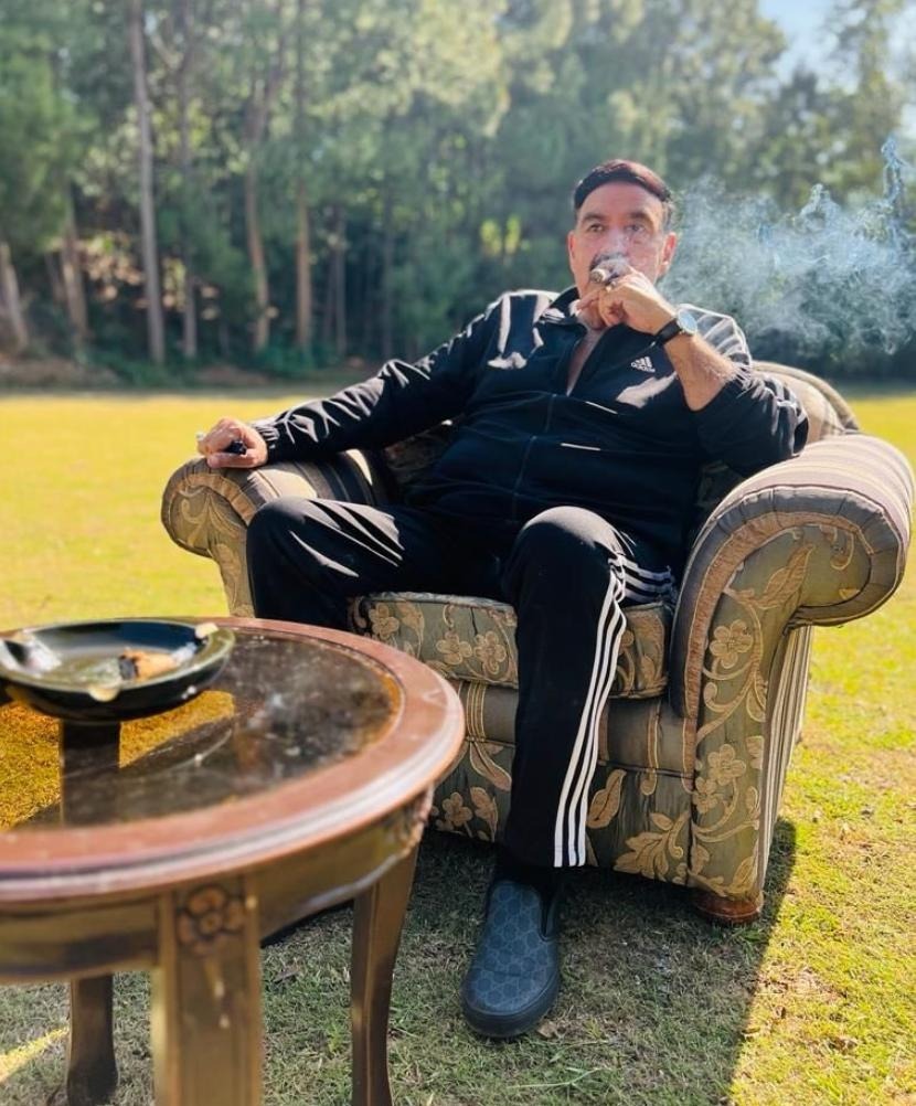 PakistaniRaven_'s tweet photo. Nice to see @ShkhRashid chilling after his "chilla". Actually the Chilla which he did in custody of #ISI, there was a lot of chilli-chilla (screaming &amp; shouting) when he was given the treatment. But after he ditched @ImranKhanPTI, all is well https://t.co/poNcMjAjb6
