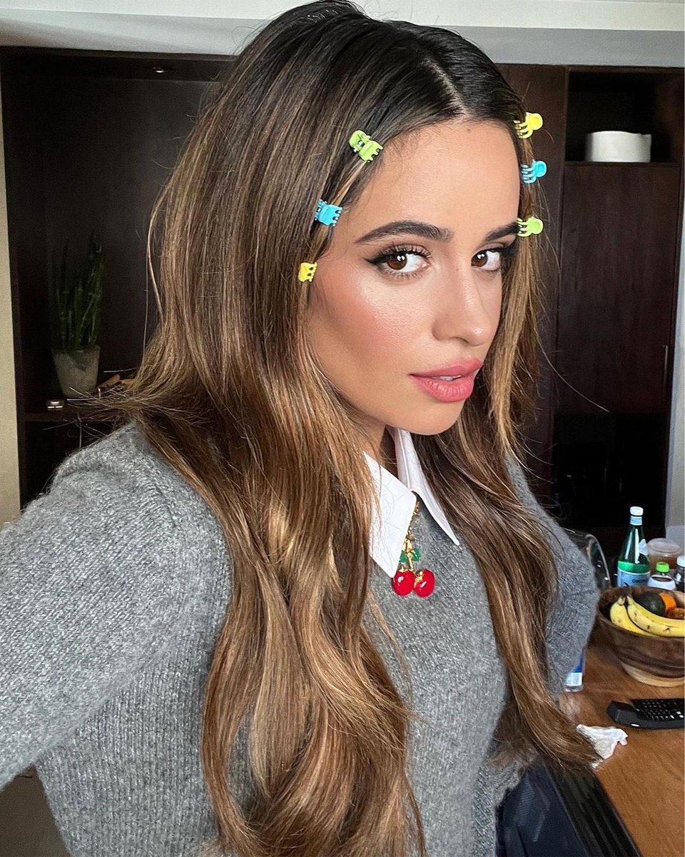 portalcamilabr's tweet photo. Camila Cabello sobre como seu cabelo reflete seu humor:

“Acho que a primeira vez que pintei o cabelo foi talvez há um ano e meio, e é como uma doença. Penso: será que o quero cortar? Adoraria ficar loira, mas será que isso ia estragar o meu cabelo? O meu cabelo varia conforme o que sinto ou a pessoa ou traços de personalidade que quero encarnar. Quando pintei o cabelo de preto, estava pronta para um pouco de energia demoníaca, mas antes era cor de mel, por isso era muito doce.”