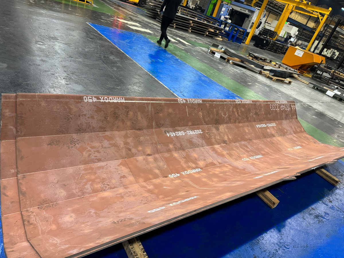 Making Steel Work Harder!

Our expert team in Rotherham completed another amazing large format Hardox cut &amp; fold job 

As the UK’s largest Hardox Wearparts Centre we offer short leadtimes for your wear resistant requirements

For more information visit
mtladv.com/materials/hard…