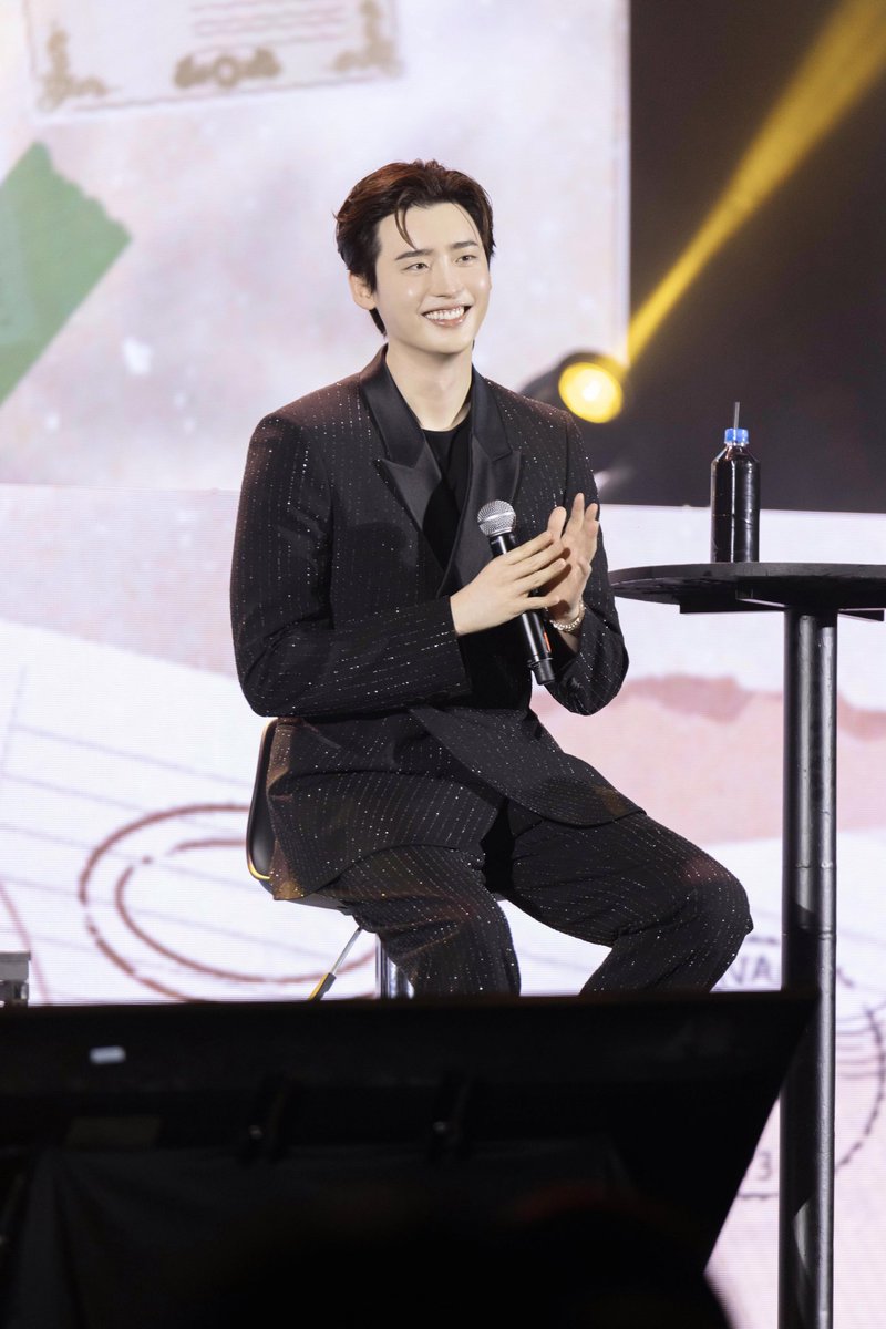 applewood_kr's tweet photo. LEE JONG SUK 2023 FANMEETING TOUR <Dear. My With> in HO CHI MINH🧡

#이종석 #HighZiumstudio #팬미팅 #FANMEETING #Dear_My_With #APPLEWOOD https://t.co/vyv4psLWtg