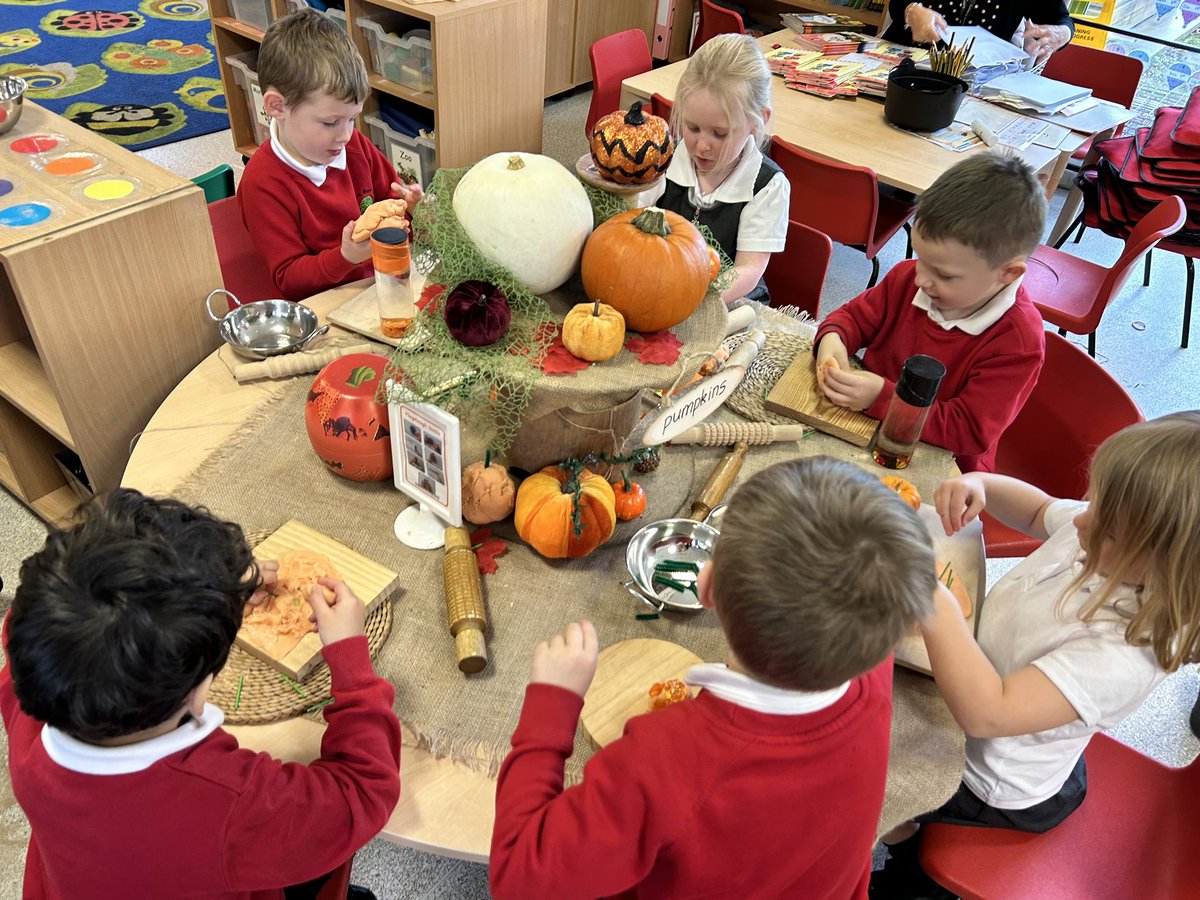 BaconGarthCott's tweet photo. Lots of Halloween themed fun in FS2 this week! 🎃👻 
#spooky #halloween #eyfsfun #earlyexcellence https://t.co/mNhnF31Tpn