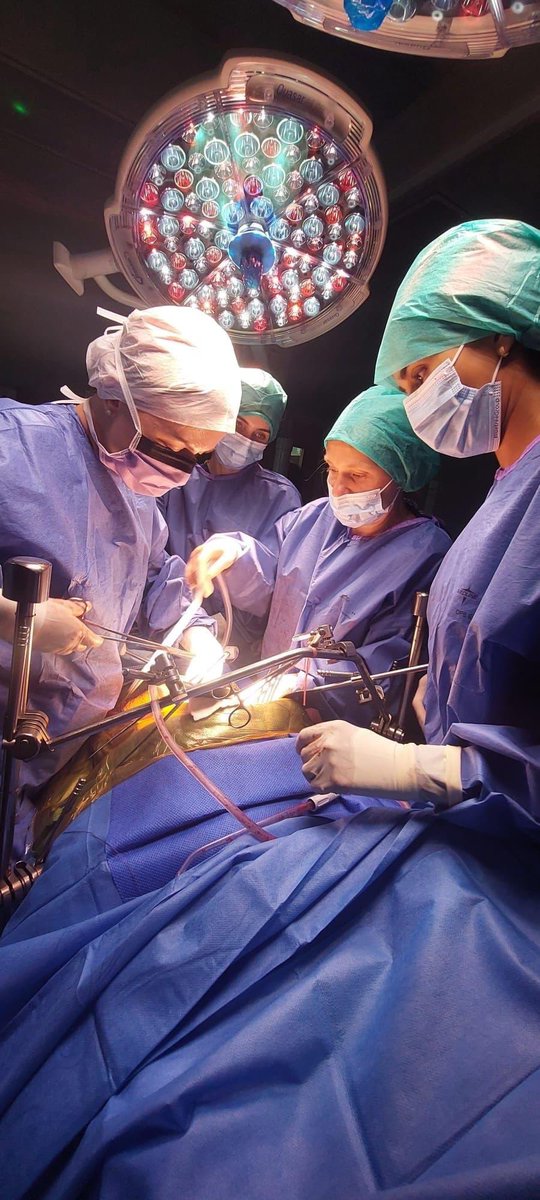 We love this shot of @barrie_jenifer at the helm of an all-female surgical team, skillfully performing a Whipple's procedure in Manchester. 

#SoMe4HPB
#WomenInMedicine #SurgicalExcellence