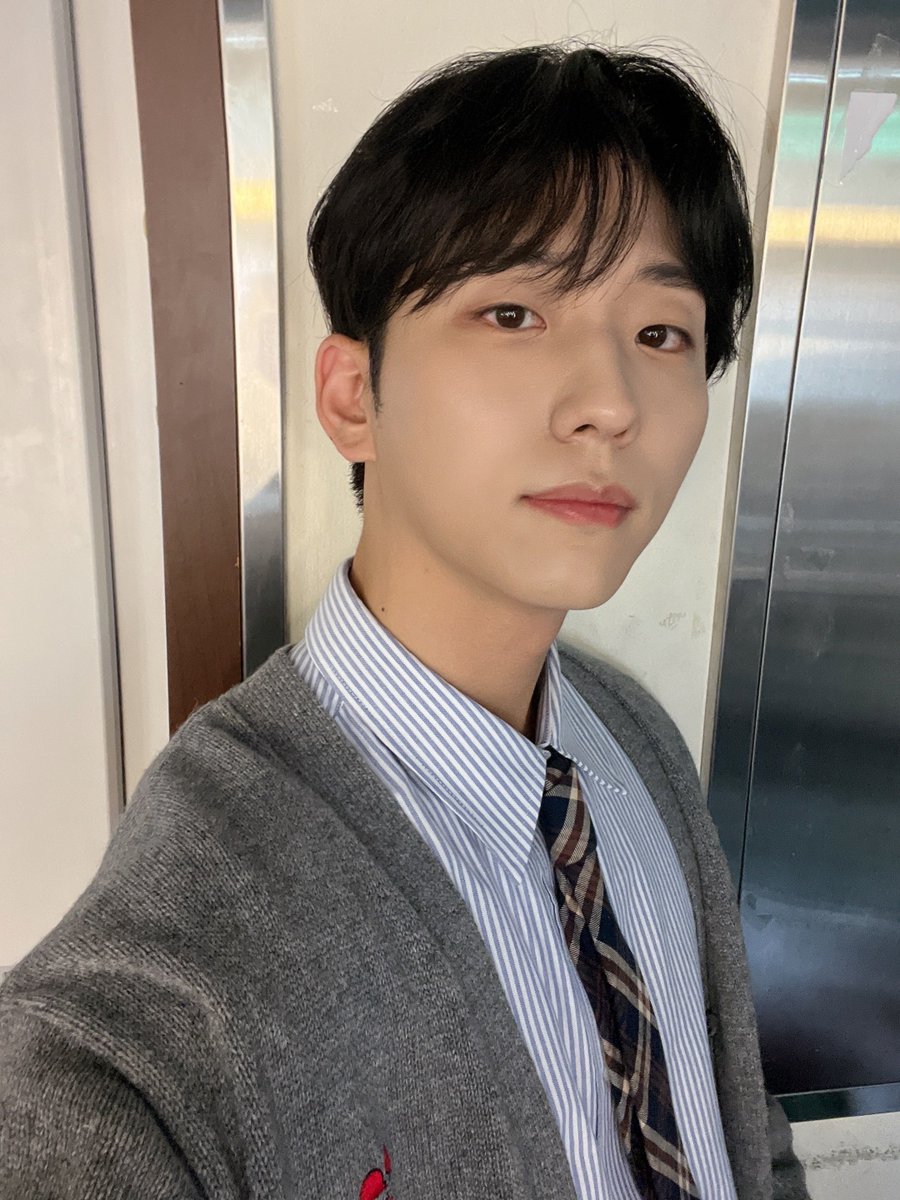gunilbbl's tweet photo. 💌 9.44PM

Today’s selca! https://t.co/ha1WjsKx5S