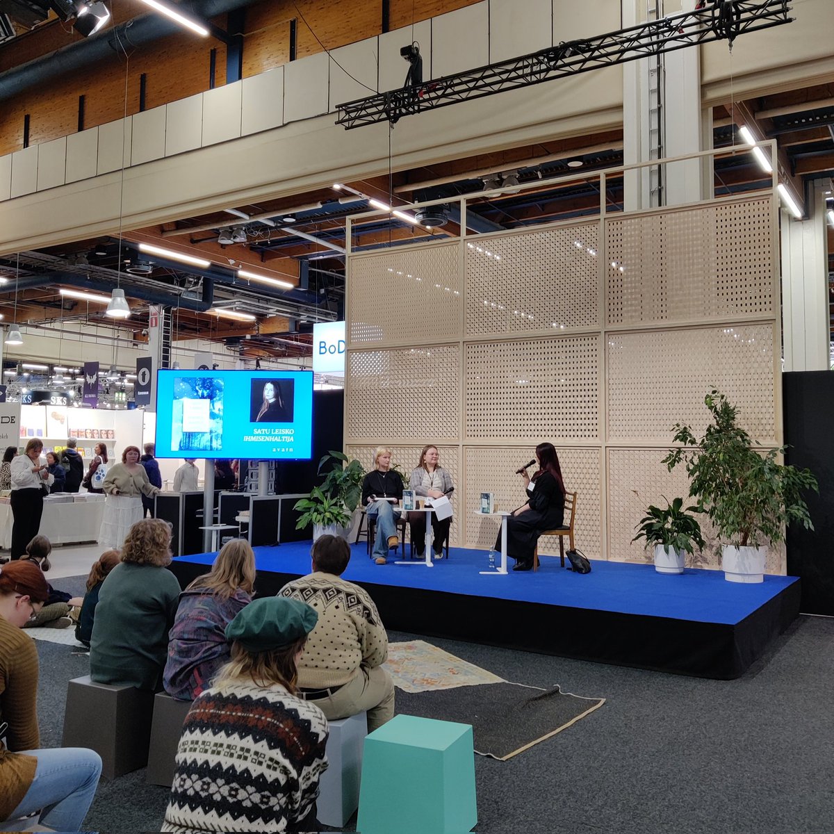 Satu Leisko puhuu Ihmisenhaltijasta <a href="/KirjaKallio/">KirjaKallio</a> #helsinginkirjamessut