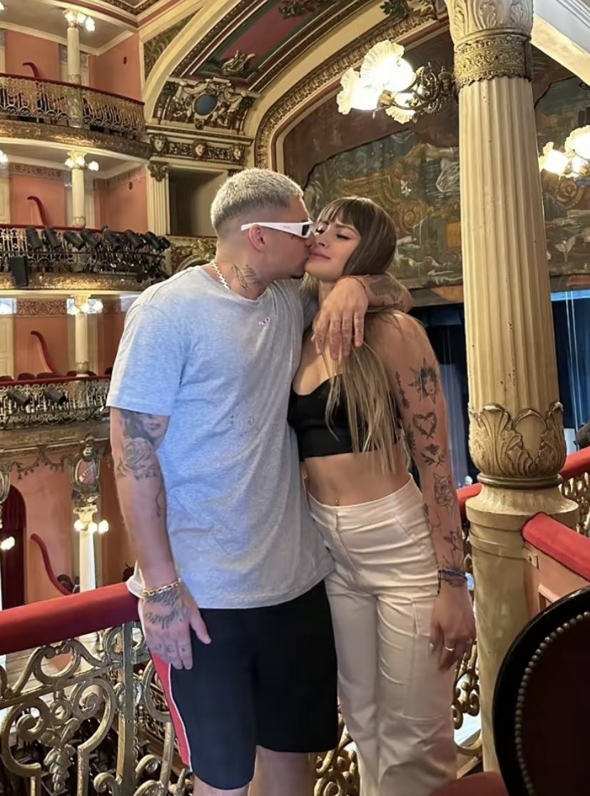 Eu com minha planta viro sábio 
Ela no hash com tabaco
Quantas histórias no carro
Nós sabe viver...

- Filipe Ret, Amor Livre