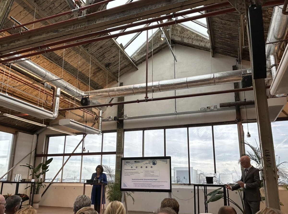 PimVanStrien's tweet image. “Wat een sector. Échte nationale trots,” aldus @VanBijsterveldt bij presentatie sectoragenda Maritieme Maakagenda. 
Een ambitieuze agenda waaruit de urgentie blijkt.
Als @VVD verheugd dat na lang aandringen, het kabinet oa ons pleidooi om slimmer en strategisch aan te besteden op…